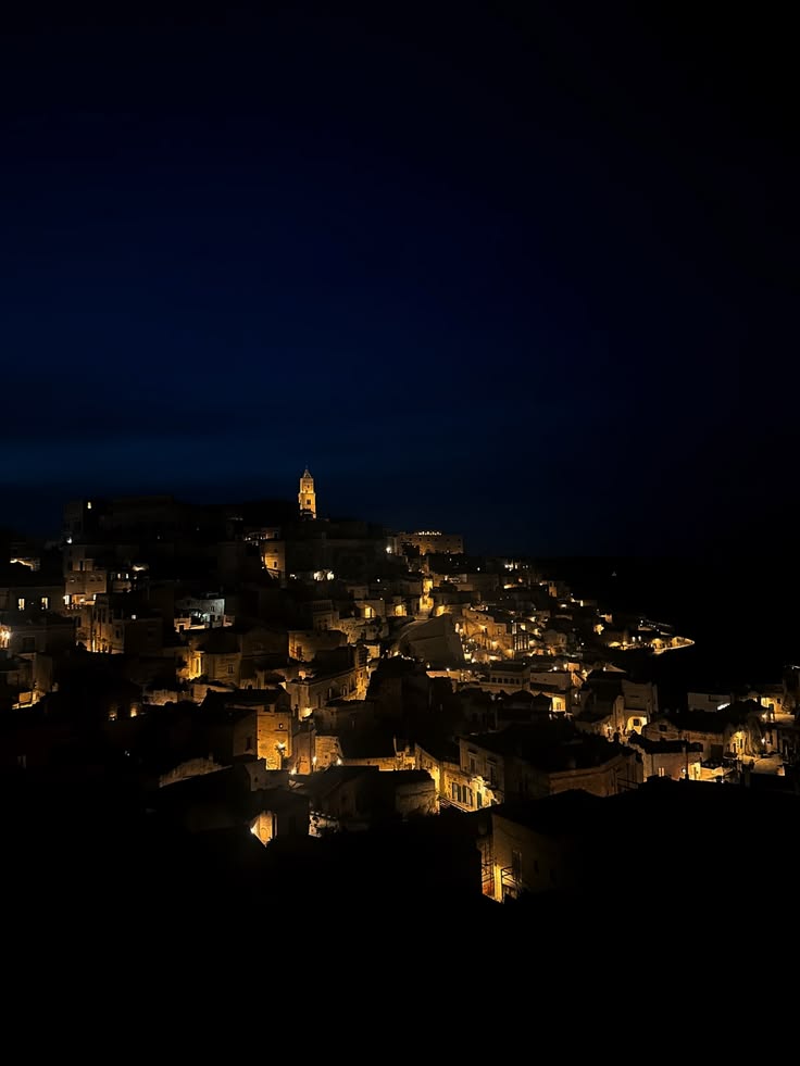 I Sassi di Matera di notte, con le luci accese lungo le case scavate nella roccia