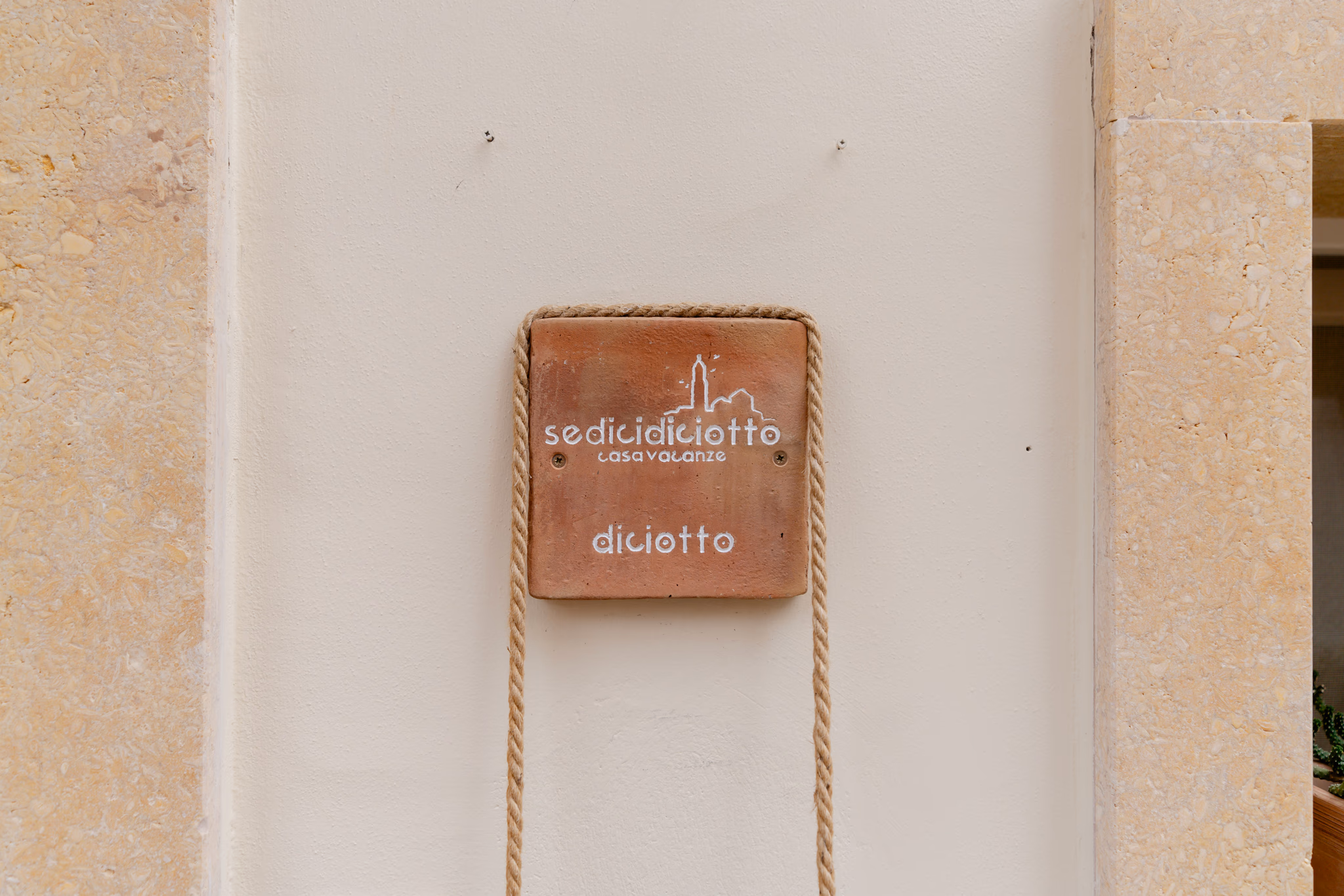 Insegna Sassi Sedicidiciotto nel vicoletto