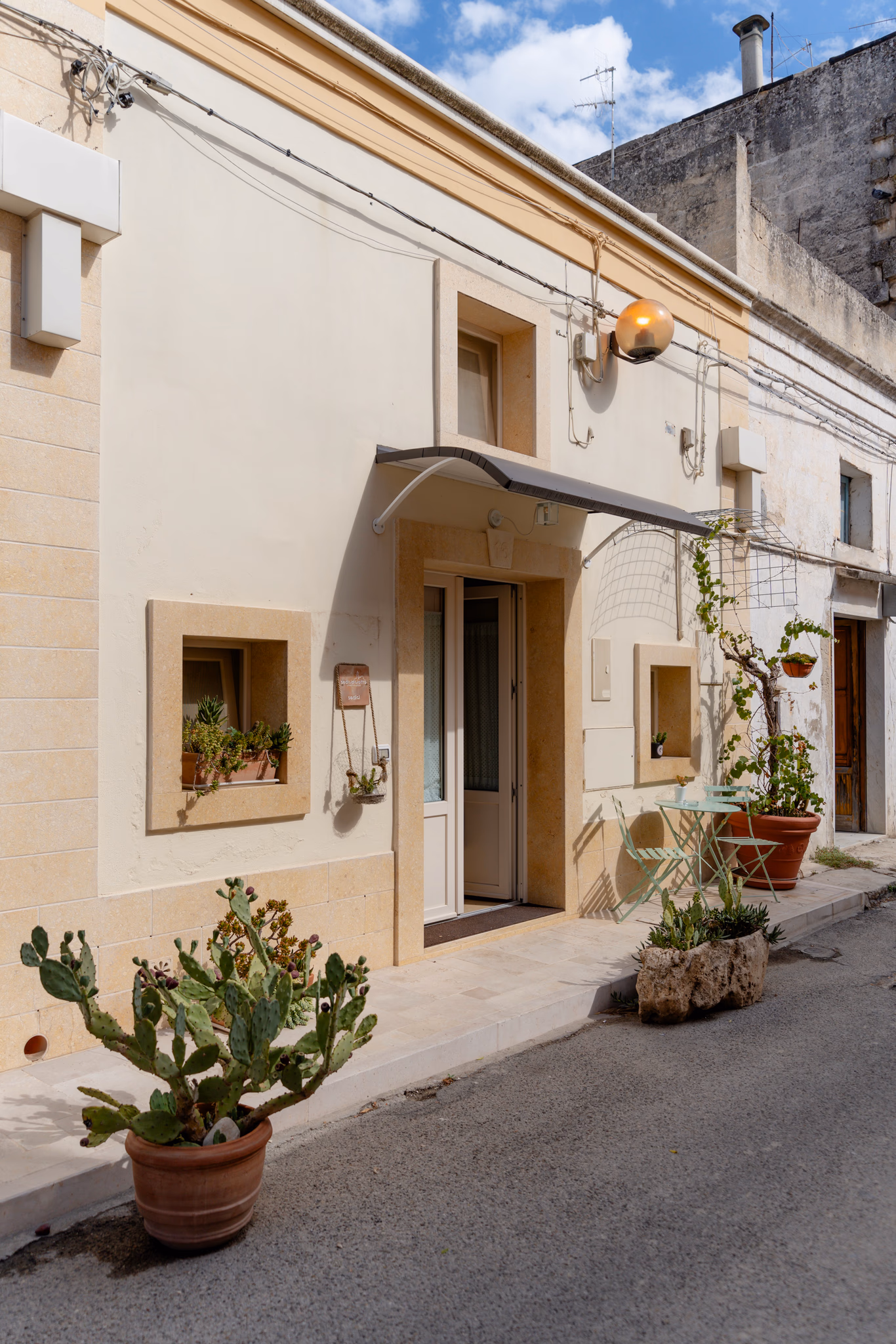 Esterno del vicoletto con piante